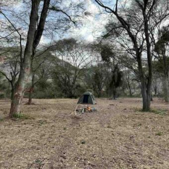 Avontuurlijke overnachten Tanzania Safair. Op een Special Campsite midden in de natuur tussen de dieren een tentje met kampvuur