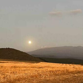 Witte top van de Kilimanjaro in de maneschijn. Uitzicht met een sundowner
