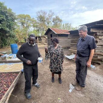 Gast van droomreis Tanzania op bezoek bij Tanzanianen die koffieverbouwen