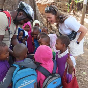 bezoek aan een schooltje tijdens een mountainbike tour safari tanzania