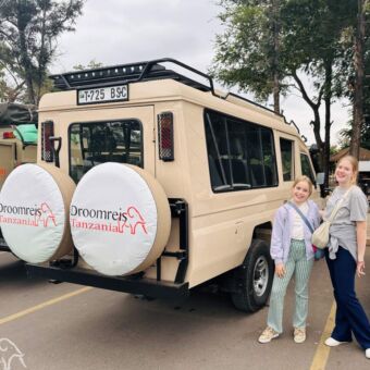 kinderen van gasten van droomreis tanzania bij de safari auto