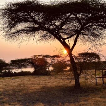 ondergaande zon bij lake masek ndutu tanzania