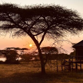 oranje gloed van de ondergaande zon bij lake masek tanzania