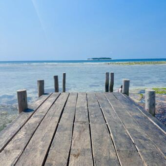 steiger in de azuurblauwe indische oceaan zanzibar