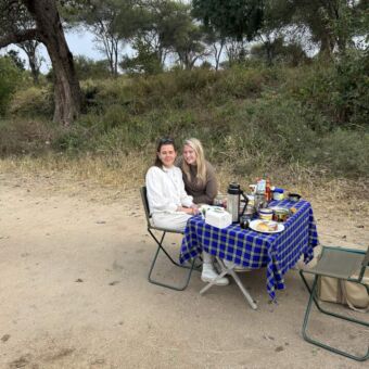 twee reizigers van droomreis tanzania aan het ontbijt op een special campsite safari tanzania