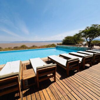 zwembad bij manyara secrets met uitzicht over lake manyara