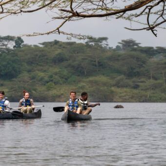 twee kano's met reizigers op lake Duluti