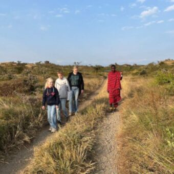 Kinderen en moeder wandeling met de Masai