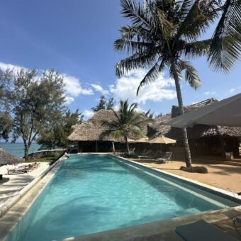 Zwembad van Sunshine Marine lodge Zanzibar