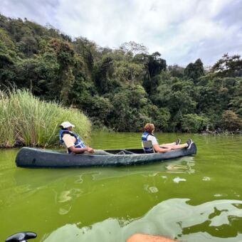 kanotocht over Lkae Duluti samen met een gids