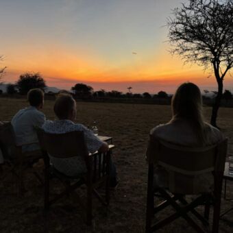 sundowner met gasten van droomreis tanzania