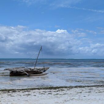 traditionele dhow op zanzibar in de azuurblauwe oceaan