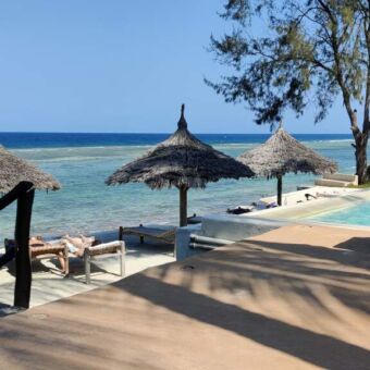 Zanzibar strand met bedjes en de azuurblauwe Indische oceaan