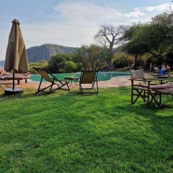 Grasveld van een camping waar mensen relaxen