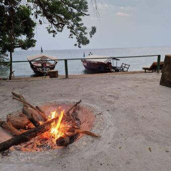 kampvuur bij het meer Tanganykia