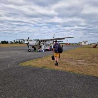 op weg naar het vliegtuigje die al klaar staat
