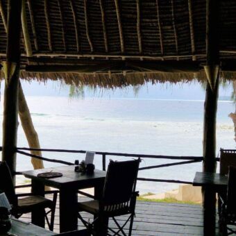 Terras-bij-de-lodge-met-uitzicht-over-het-water