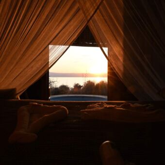 uitzicht op de plunge pool en lake Masnyara vanaf het bed