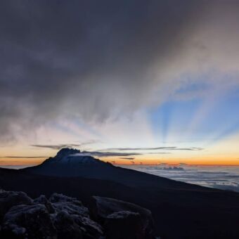 De Kilimanjaro met het eerste daglicht van de zonsopkomst
