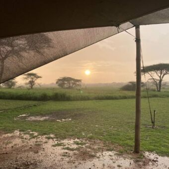 Uitzicht vanuit de tent naar de zonsopkomst