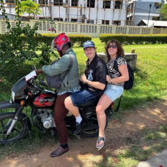 Achterop de de brommertaxi in Zanzibar
