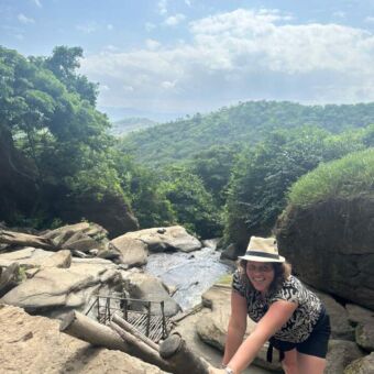 vrouw beklimt trap tijdens wandeling naar de watervallen