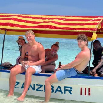 gasten van droomreis in de boot op Zanzibar