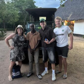 reizigers met hun gids tijdens hun rondreis