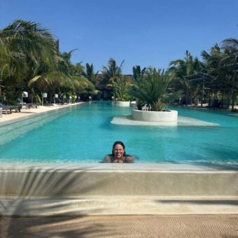 reizigster in het zwembad op Zanzibar