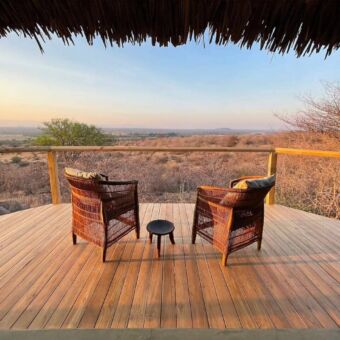Veranda met twee stoelen met een geweldig uitzicht over Ruaha national Park