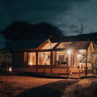 Verlichte kamer bij het Green Camp in Lake Manyara