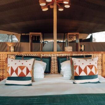 Opgemaakt bed in luxe green camp Serengeti
