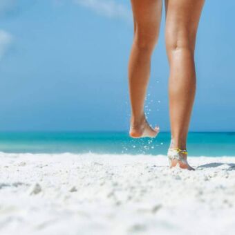 Twee voeten in het parelwitte zand van Pemba eiland