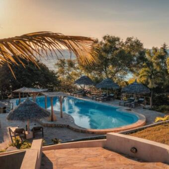 Zwembad bij het Manta resort op Pemba eiland