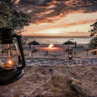 Olielampen op het strand bij de Manta Resort op Pemba