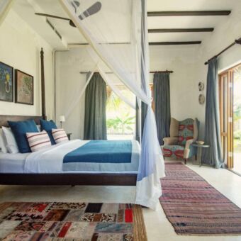 Slaapkamer met mooi opgemaakt bed op Zanzibar