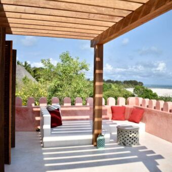 Dakterras met uitzicht op het strand bij Qambani Zanzibar