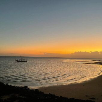 Ondergaande zon bij de Indische oceaan op Zanzibar