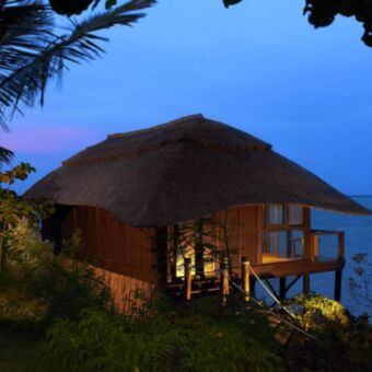 Rietgedekte prive villa direct aan de Indische oceaan