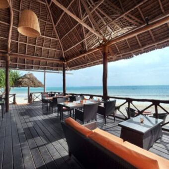 Vanaf de houten veranda heb je een prachtig uitzicht over de Indische oceaan bij Zanzibar