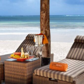 twee ligstoelen op het strand van Zanzibar