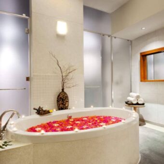 Wit bad met daarin allemaal roze bloemetjes