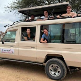 Falie in de safarauto met duim omhoog