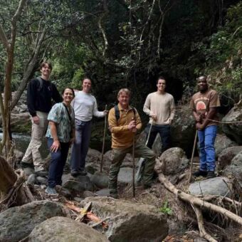Groepje mensen met hun gids die een wandeling maken