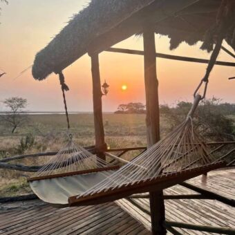 Hangmat met uitzicht over deelaktes van Katavi en de ondergaande zon