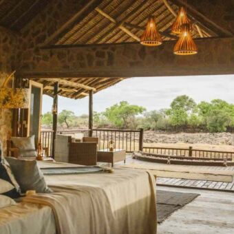 Uitzicht over de Ruaha rivier vanuit de ruime kamer van Ruaha River Lodge Tanzania