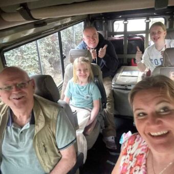 Selfie van een familie die zit in een safari auto in Tanzania