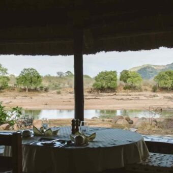 Uitzicht vanuit de dining op de Ruaha rivier Tanzania