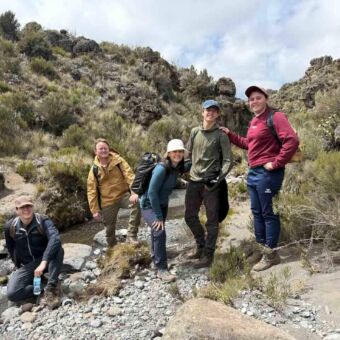 groepje mensen die een wandeling maken naar het Shira plateau