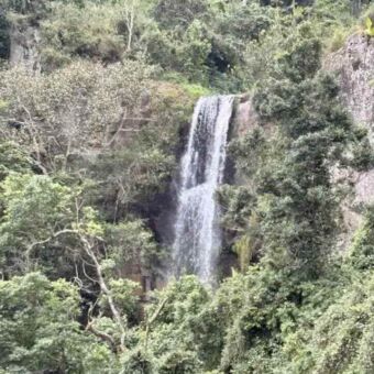 Een waterval omgeven door weelderige groene begroeiing bij Lake Natron in Tanzania.